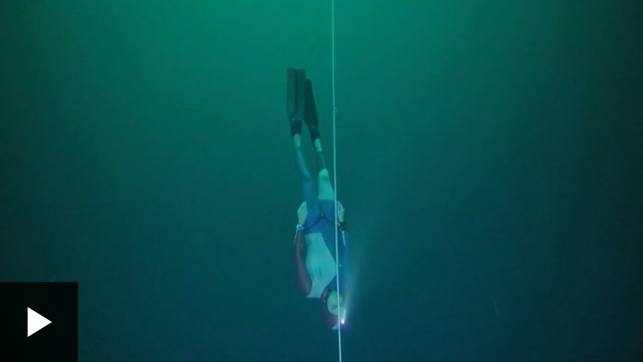2023-09-14 French freediver breaks deep dive world record 法国自由潜水员打破深潜世界纪录